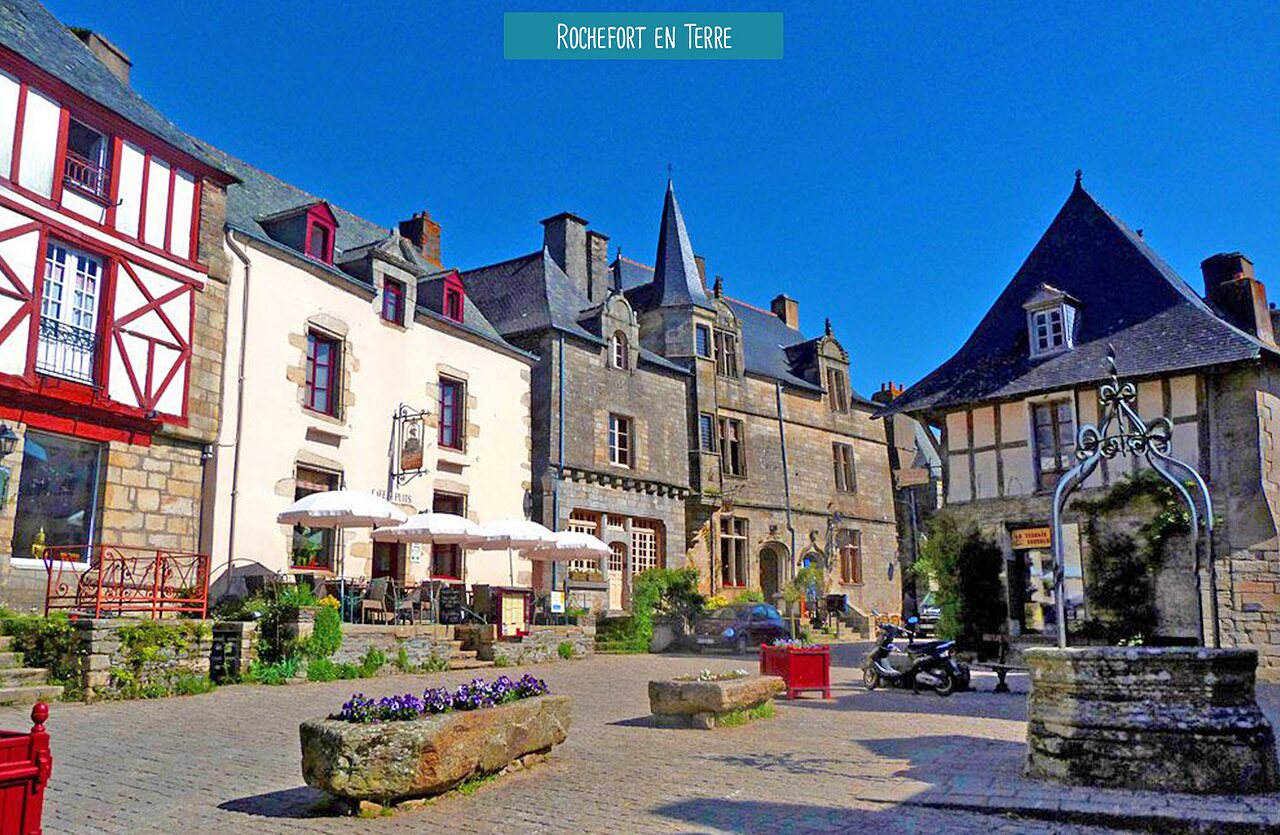 Plaza hist�rica de Rochefort-en-Terre, pueblo medieval en Breta�a, para visitar.