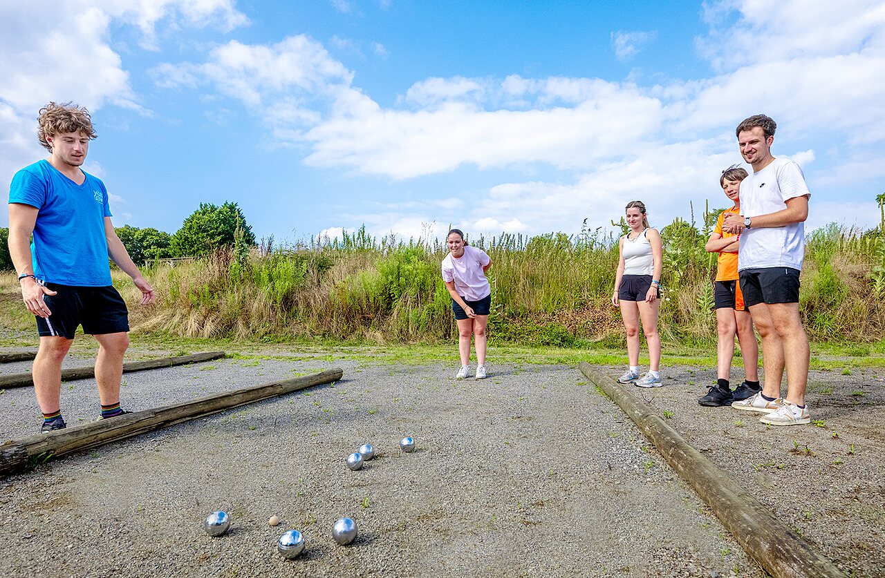 Partida de petanca animada en el camping VAGUES OCEANES Moulin de Cadillac (56).