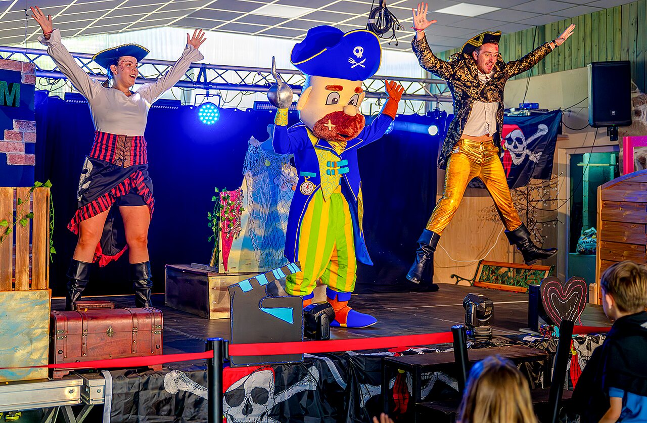 Animaci�n pirata con mascota en el camping VAGUES OCEANES Moulin de Cadillac.