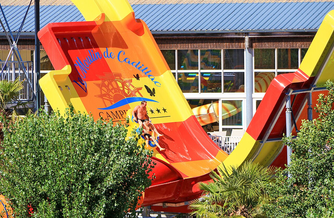 Tobog�n acu�tico gigante con padre e hijo en el camping VAGUES OCEANES Moulin de Cadillac.