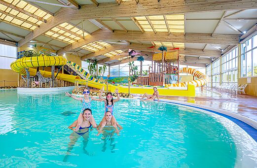 Piscina cubierta, toboganes y juegos acuáticos en el camping VAGUES OCEANES Moulin de Cadillac.
