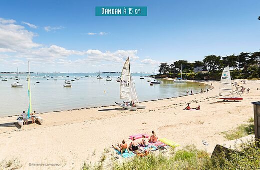 Playa de arena fina con barcos y actividades náuticas cerca de Damgan.