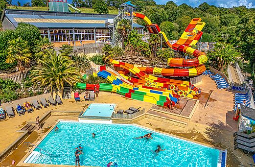 Piscinas y toboganes acuáticos coloridos en el camping VAGUES OCEANES Moulin de Cadillac (56).