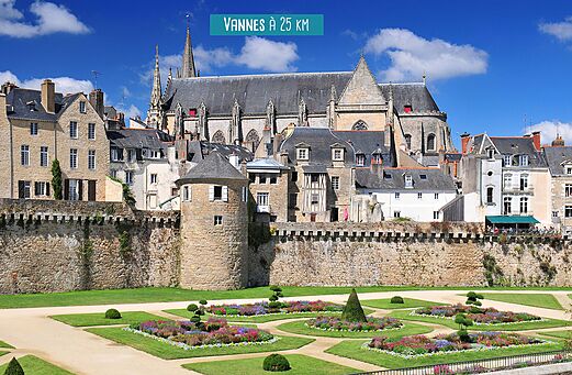 Murallas, jardines y catedral de la ciudad histórica de Vannes en Bretaña.