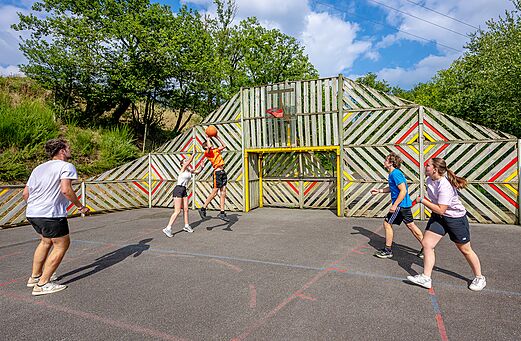 Cancha multideporte para partido de baloncesto en el camping VAGUES OCEANES Moulin de Cadillac.