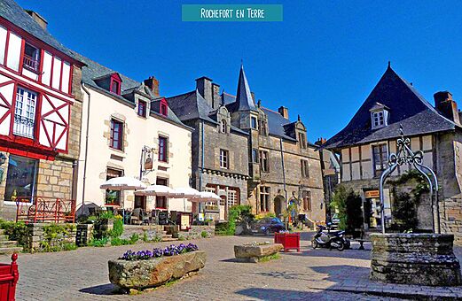 Plaza histórica de Rochefort-en-Terre, pueblo con encanto en Bretaña.