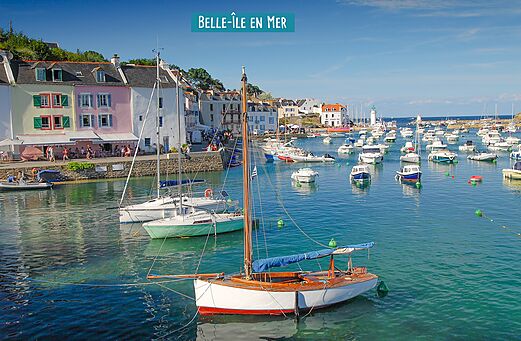 Puerto de Le Palais en Belle-Île-en-Mer con barcos y casas coloridas.
