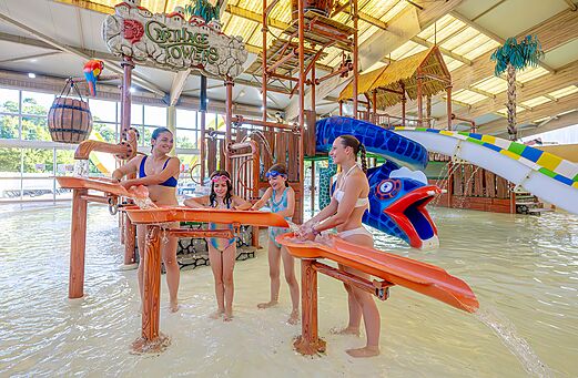 Piscina cubierta, juegos acuáticos y toboganes en el camping VAGUES OCEANES Moulin de Cadillac.