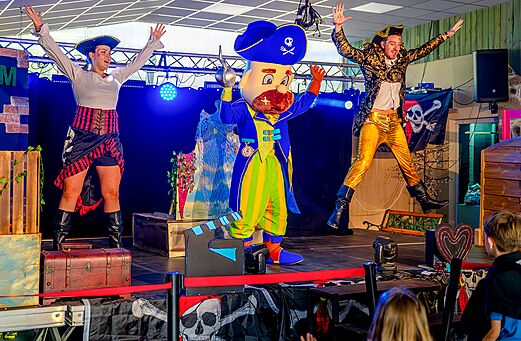 Espectáculo de animación con piratas y mascota en el camping VAGUES OCEANES Moulin de Cadillac (56).