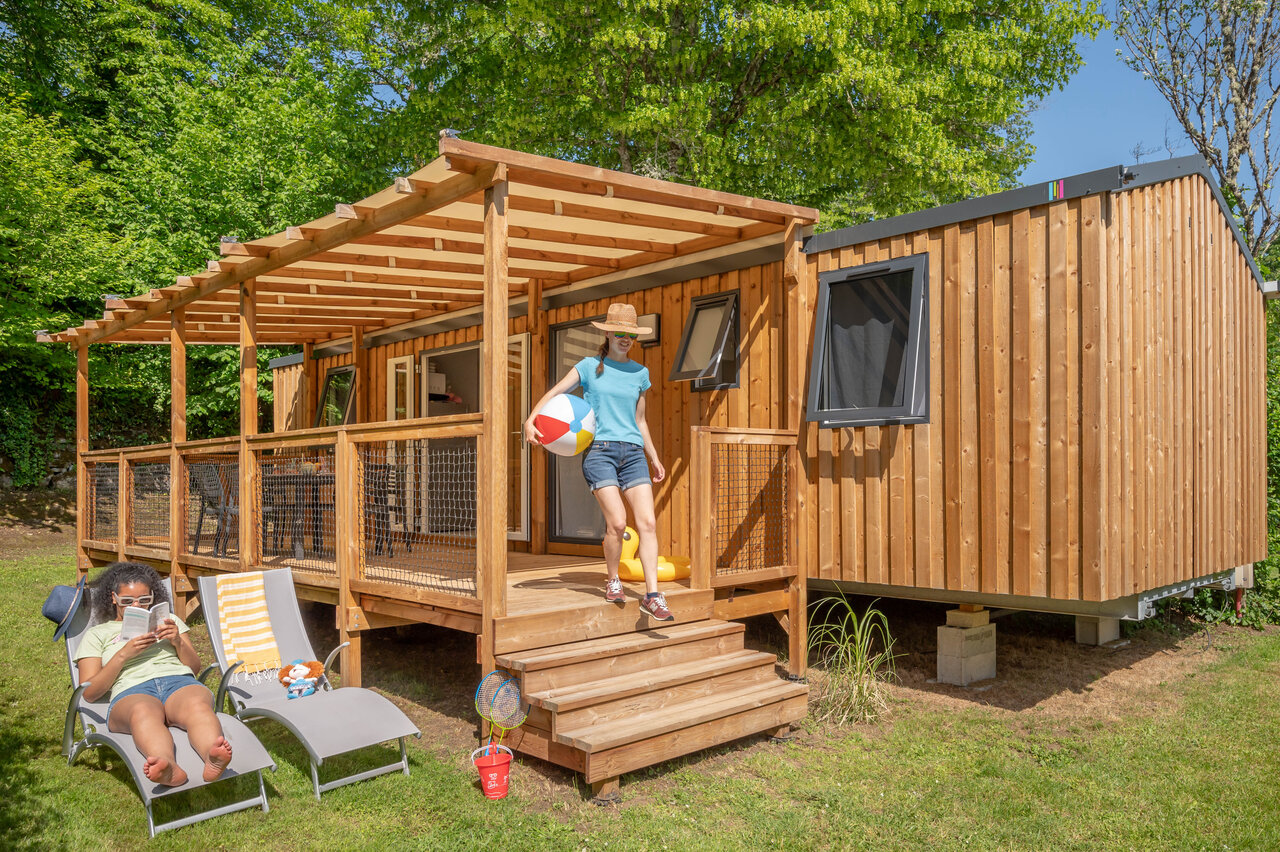 Mobil home de madera, terraza, vegetaci�n, camping CLICOCHIC Moulin du Roch en Saint Andre D'Allas (24).