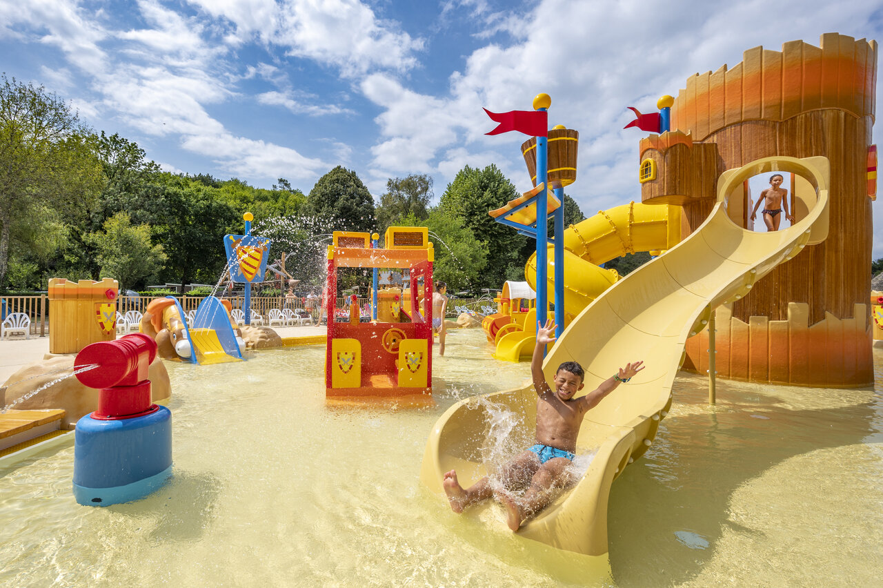 Tobog�n, juegos de agua en el camping CLICOCHIC Moulin du Roch en Saint Andre D'Allas (24).