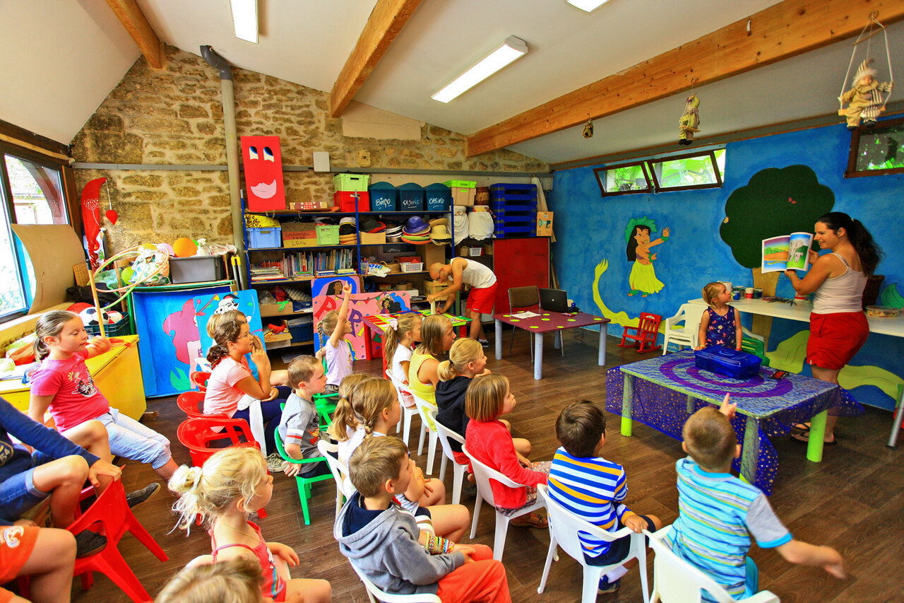 Animaci�n infantil, lectura de cuentos en el camping CLICOCHIC Moulin du Roch en Saint Andre D'Allas.
