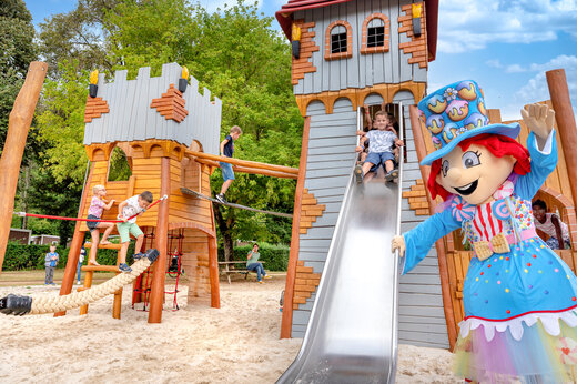 Zona de juegos castillo, tobogán y mascota en el camping CLICOCHIC Moulin du Roch en Saint Andre D'Allas (24).