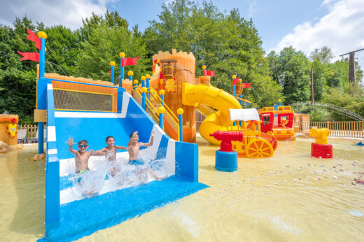 Zona de juegos acu�ticos con toboganes y ni�os en el camping CLICOCHIC Moulin du Roch en Saint Andre D'Allas.