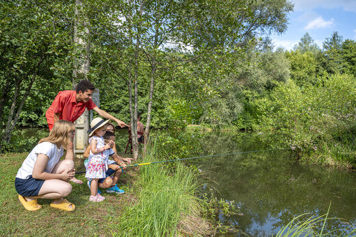 Familia pescando en el estanque del camping CLICOCHIC Moulin du Roch en Saint Andre D'Allas.