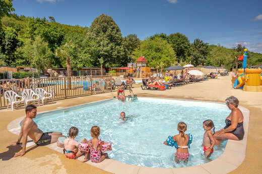 Piscina exterior y juegos acu�ticos en el camping CLICOCHIC Moulin du Roch en Saint Andre D'Allas.