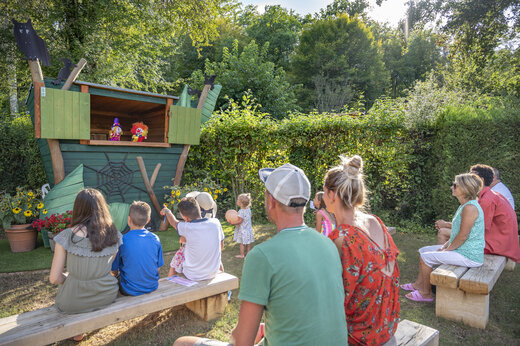 Espectáculo de marionetas al aire libre en el camping CLICOCHIC Moulin du Roch en Saint Andre D'Allas.