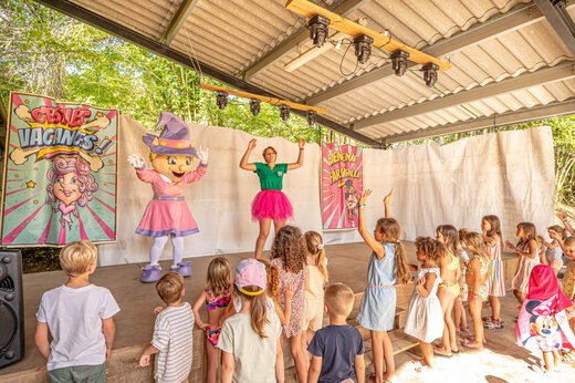 Animación infantil con mascota en camping CLICOCHIC Moulin du Roch en Saint Andre D'Allas (24).