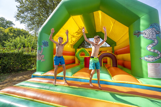 Castillo hinchable y niños alegres en el camping CLICOCHIC Moulin du Roch.