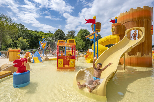 Toboganes y juegos acu�ticos en el camping CLICOCHIC Moulin du Roch en Saint Andre D'Allas.