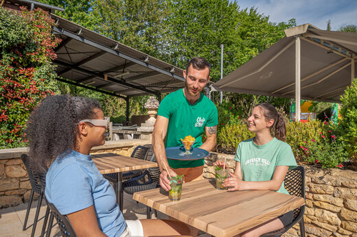 Bar exterior, bebidas y aperitivos en el camping CLICOCHIC Moulin du Roch en Saint Andre D'Allas (24).
