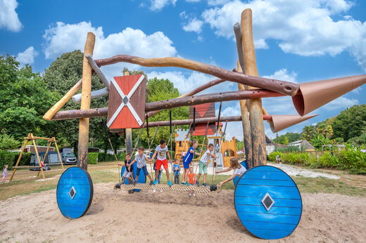 Zona de juegos de madera para niños en el camping CLICOCHIC Moulin du Roch en Saint Andre D'Allas.