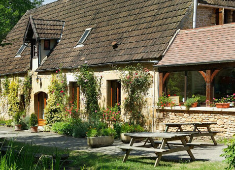 Restaurante y mesas de picnic en el camping CLICOCHIC Moulin du Roch en Saint Andre D'Allas.