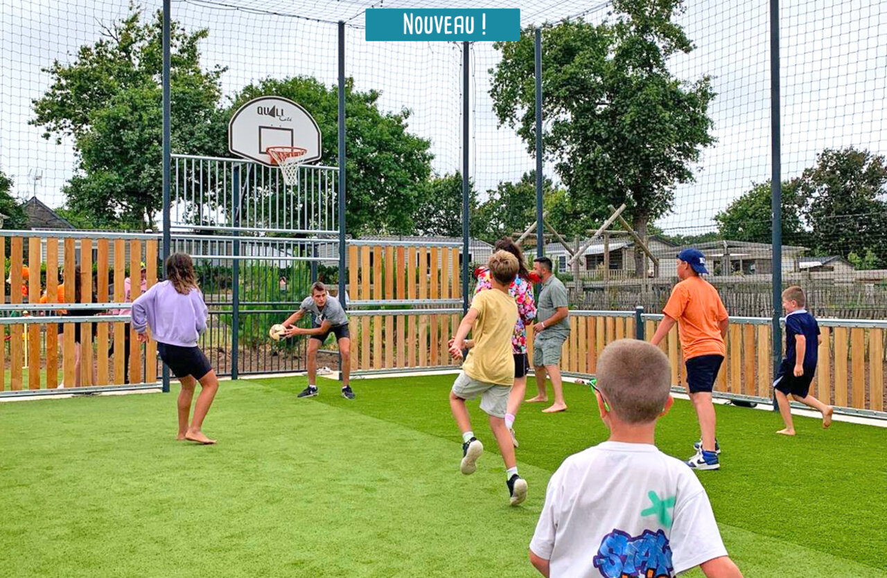 Campo multideportivo con canasta de baloncesto en el camping VAGUES OCEANES Moustoir en Carnac (56).