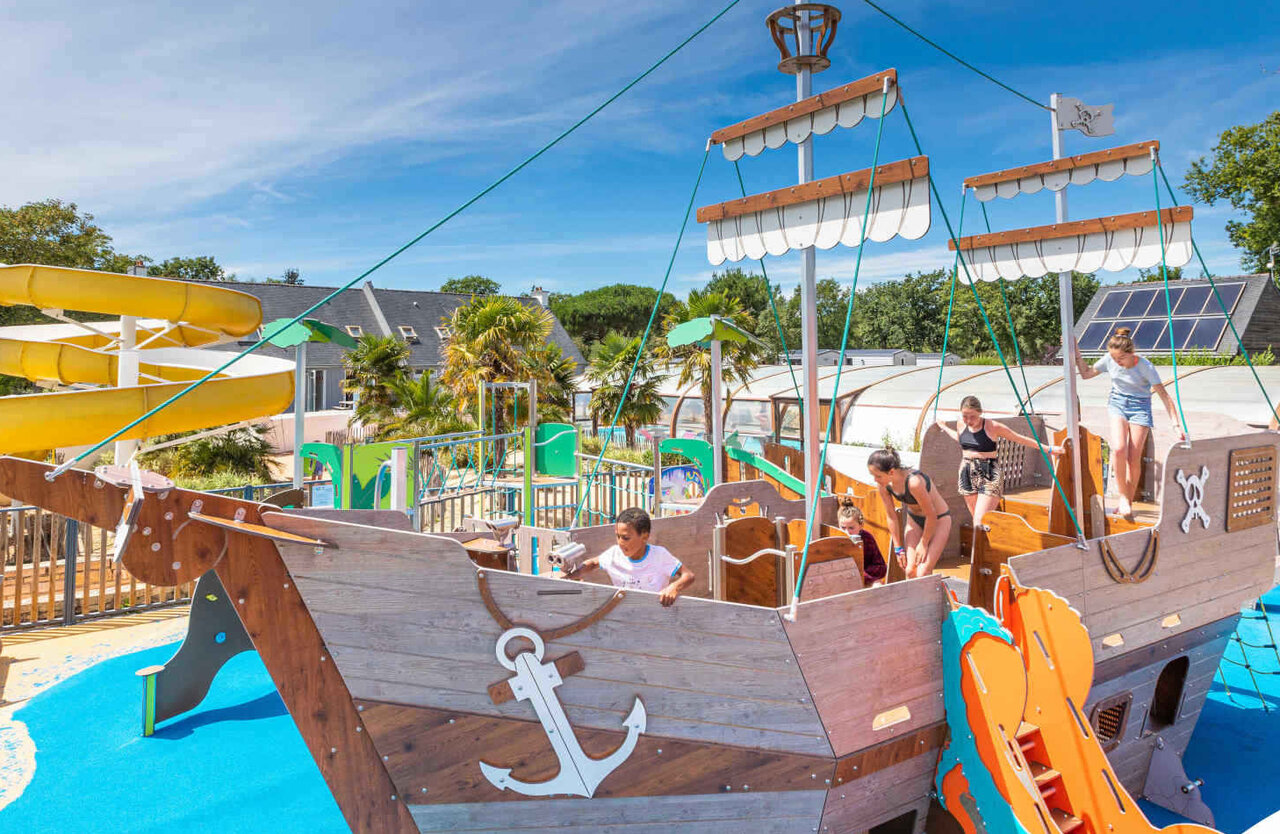 Barco pirata y toboganes acu�ticos para ni�os en el camping VAGUES OCEANES Moustoir en Carnac (56).
