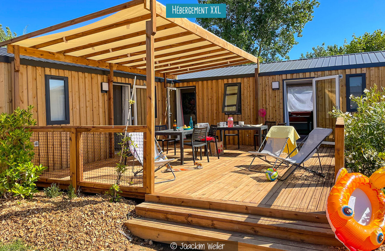 Mobil-home XXL, terraza cubierta, tumbonas en camping VAGUES OCEANES Moustoir Carnac.