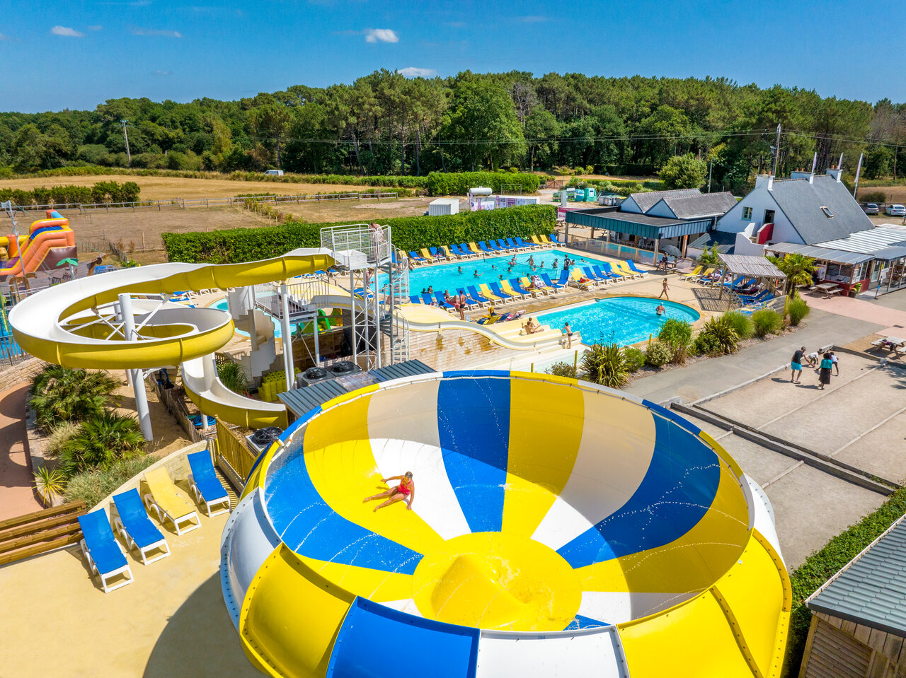 Gran tobog�n acu�tico, piscina exterior y juegos en el camping VAGUES OCEANES Moustoir en Carnac (56).