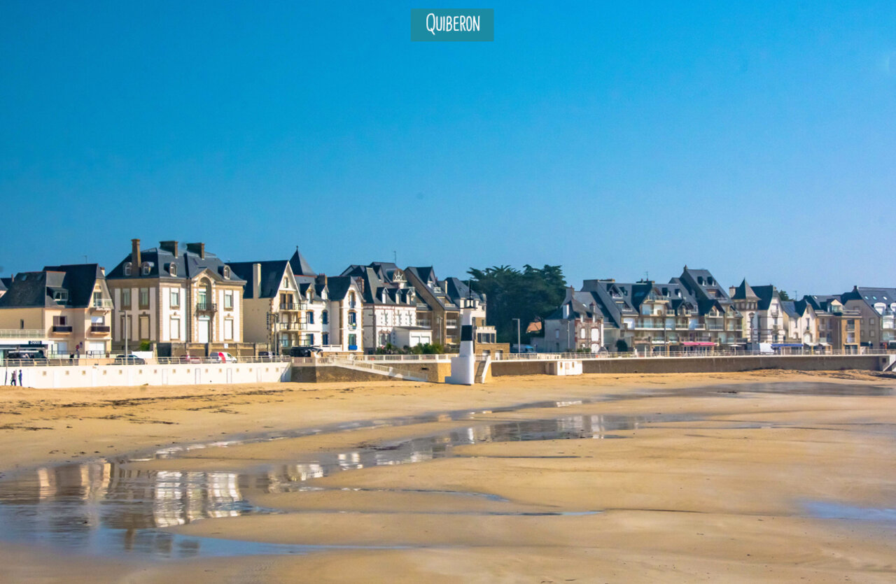 Playa de arena fina y casas t�picas de Quiberon, ciudad para visitar.