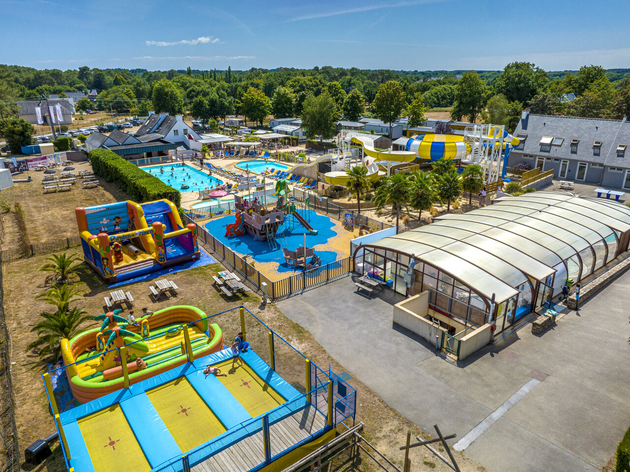 Piscinas exteriores, toboganes acu�ticos, zona de juegos en el camping VAGUES OCEANES Moustoir en Carnac (56).