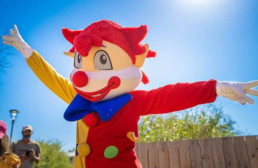 Mascota divertida para la animación infantil en el camping VAGUES OCEANES Moustoir en Carnac.