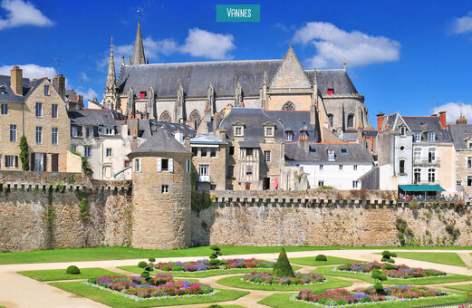 Murallas históricas, jardines franceses y catedral de Vannes, Morbihan, Bretaña.