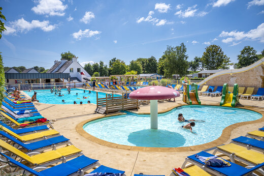 Piscina exterior, piscina infantil y toboganes en camping VAGUES OCEANES Moustoir Carnac.