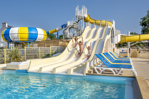 Toboganes acuáticos, piscina exterior en el camping VAGUES OCEANES Moustoir en Carnac (56).