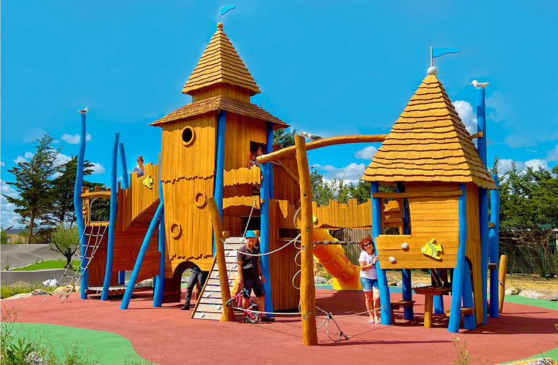 Juego Carabouille - Gran parque infantil de madera con toboganes en el camping CAPFUN La Nautique en Narbonne (11).
