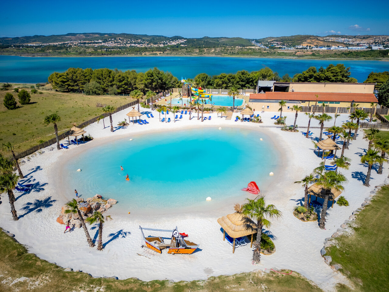 Laguna, playa de arena al camping CAPFUN La Nautique en Narbonne (11).