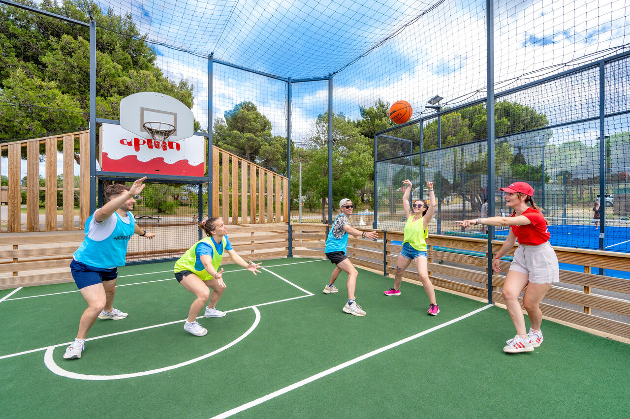 Cancha multideporte para baloncesto en camping CAPFUN La Nautique en Narbonne (11).