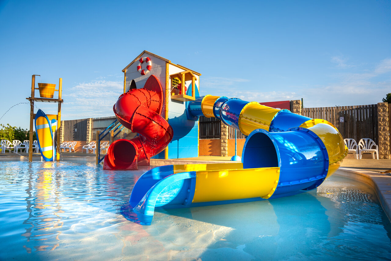 Toboganes acu�ticos coloridos y juegos de agua en la piscina del camping CAPFUN La Nautique en Narbonne (11).