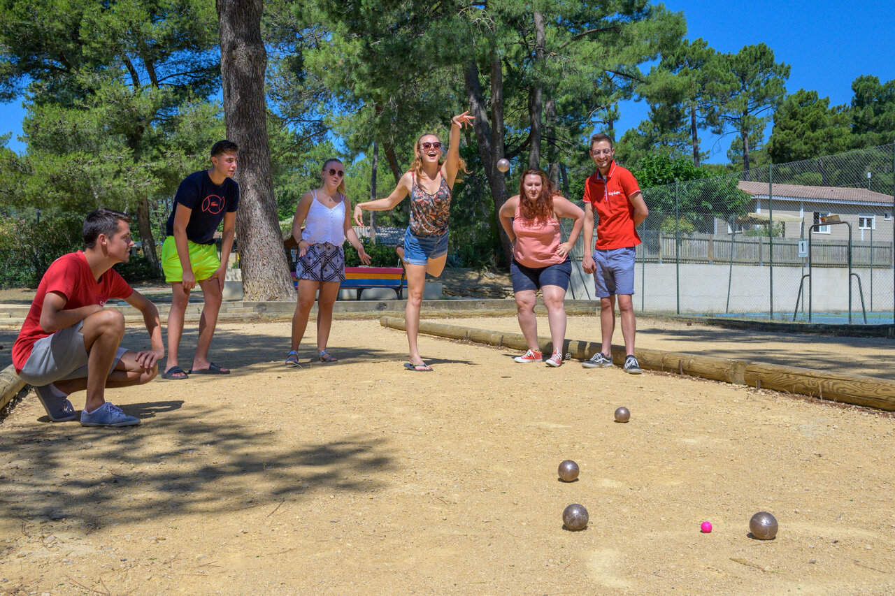 Amigos jugando a la petanca en el camping CAPFUN La Nautique en Narbonne (11).