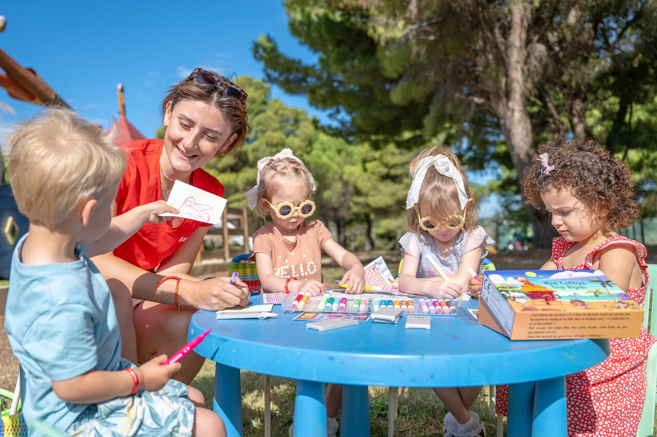 Actividad de dibujo para ni�os con animadora en el camping CAPFUN La Nautique en Narbonne (11).