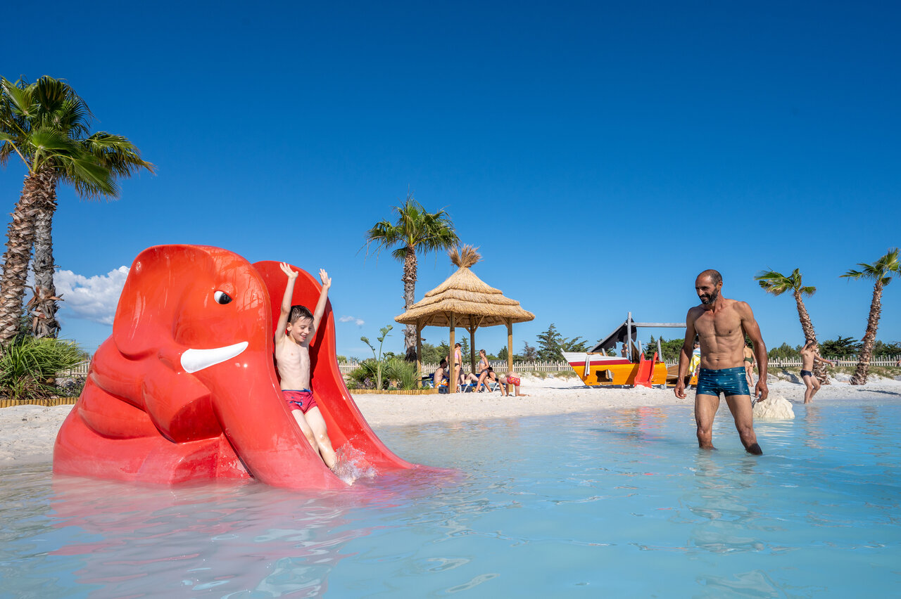 Ni�o en tobog�n elefante, piscina l�dica en camping CAPFUN La Nautique en Narbonne (11).