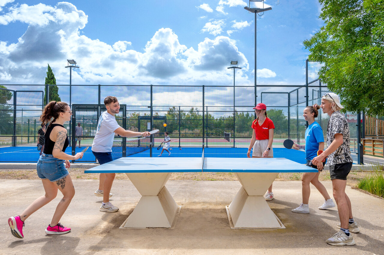 Mesa de ping-pong exterior, j�venes jugando en camping CAPFUN La Nautique, Narbonne (11).