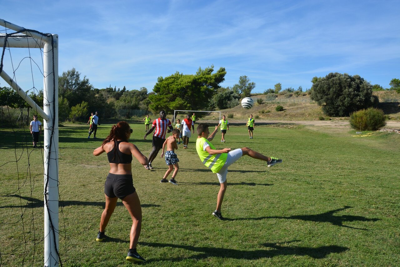 Partido de f�tbol en campo deportivo de c�sped en el camping CAPFUN La Nautique.