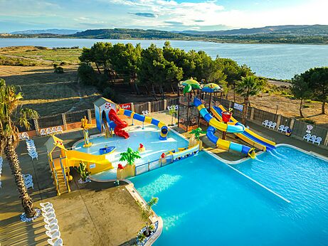 Toboganes acu�ticos y piscina exterior en el camping CAPFUN La Nautique en Narbonne (11).