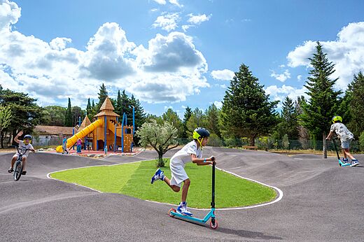Pista de pump track y parque infantil en el camping CAPFUN La Nautique en Narbonne (11).