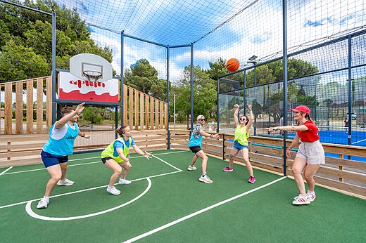 Cancha multideporte con veraneantes jugando baloncesto en el camping CAPFUN La Nautique en Narbonne (11).