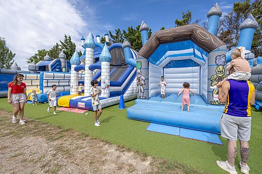 Juegos inflables gigantes para ni�os en el camping CAPFUN La Nautique en Narbonne (11).